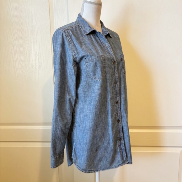 Levi's Women's Chambray 100% Cotton Denim Button Down Shirt Medium - Picture 3 of 10